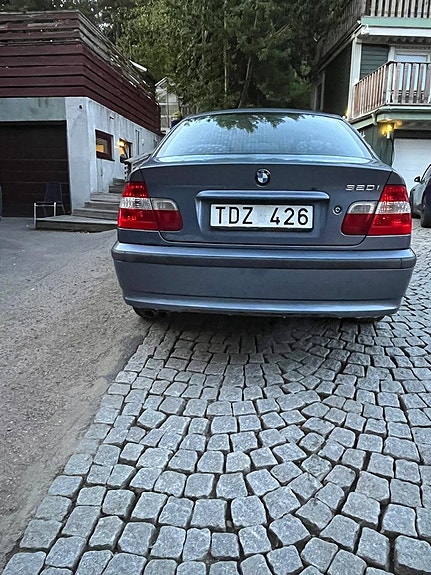 BMW 320i 2 of 17