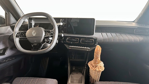 Renault 4 E-Tech 9 of 30