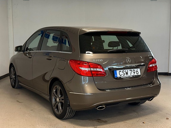 Mercedes-Benz B200 4 of 5