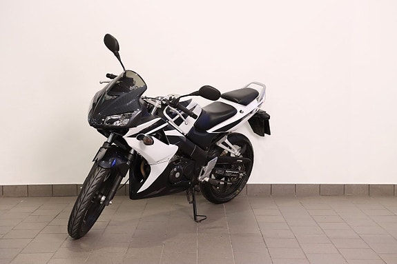 Honda CBR 125R 4 of 9
