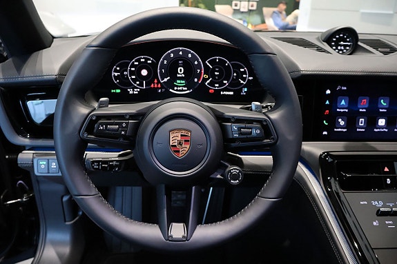 Porsche Panamera 4S 7 of 12