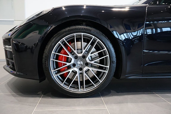 Porsche Panamera 4S 4 of 5