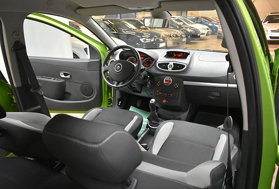 Renault Clio 15 of 19