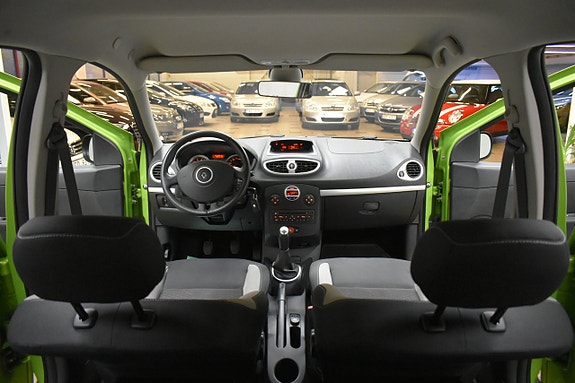 Renault Clio 17 of 19