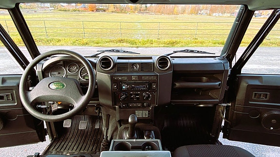 Land Rover Defender 130 17 of 30
