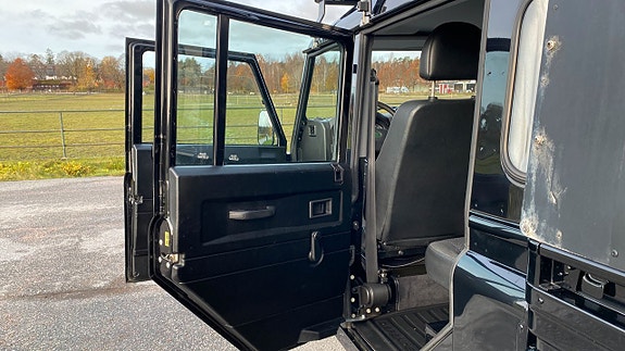 Land Rover Defender 130 16 of 30