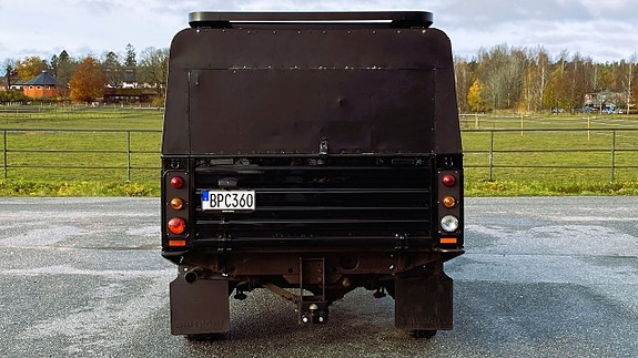 Land Rover Defender 130 2 of 30