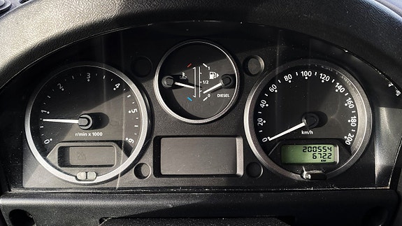 Land Rover Defender 130 8 of 30