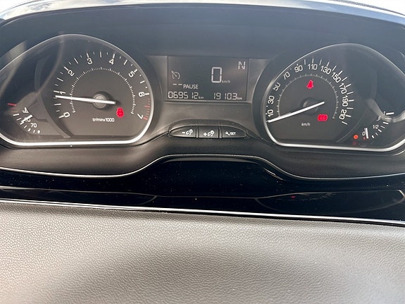 Peugeot 208 8 of 16