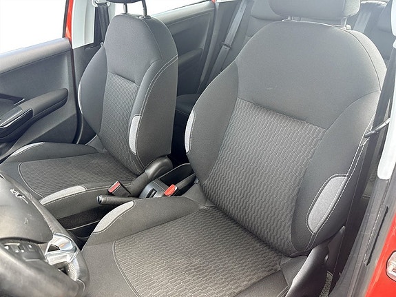 Peugeot 208 5 of 16
