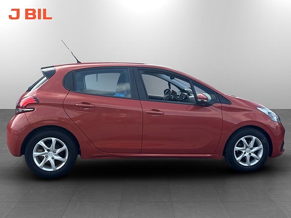 Peugeot 208 13 of 16
