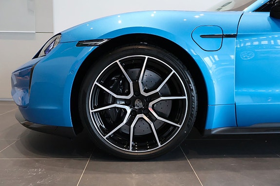 Porsche Taycan Turbo S 4 of 5