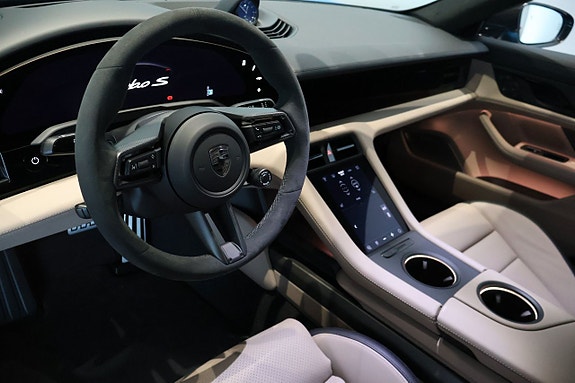 Porsche Taycan Turbo S 7 of 12