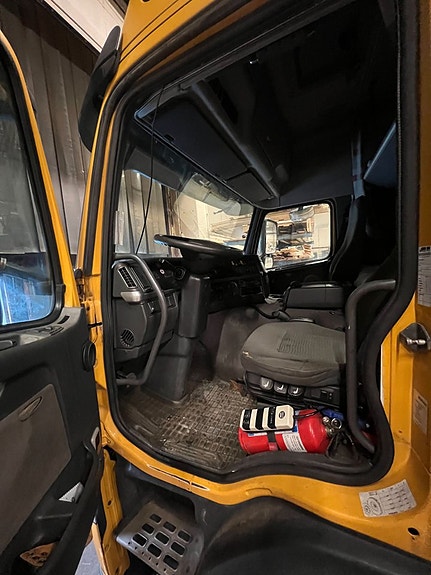 Volvo FM12 Dragbil med trailer 6 of 14