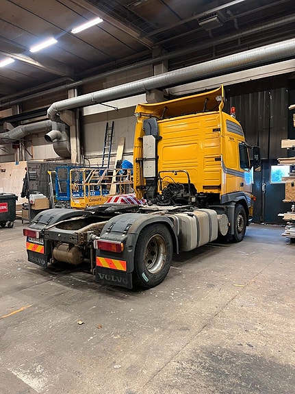 Volvo FM12 Dragbil med trailer 3 of 5