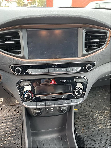 Hyundai IONIQ 11 of 12