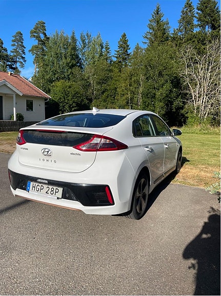 Hyundai IONIQ 2 of 5