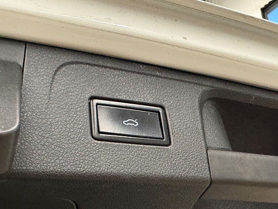 Volkswagen Passat 10 of 22