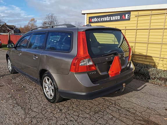 Volvo V70 2 of 9