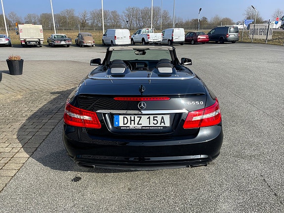 Mercedes-Benz E500 4 of 5