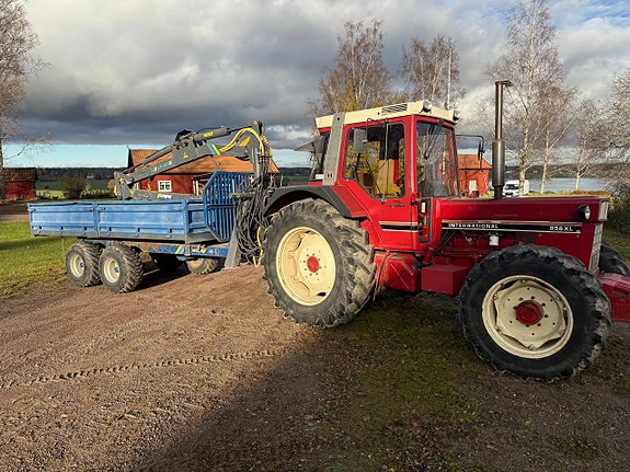 Traktor International 956 AXL med skogsvagn och kran