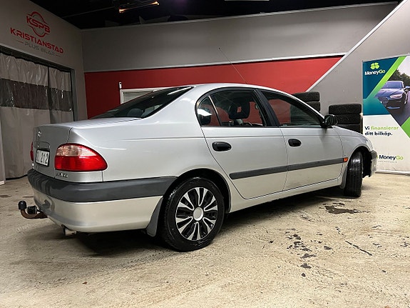 Toyota Avensis 4 of 5