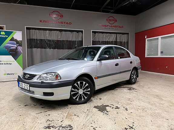 Toyota Avensis 2 of 5