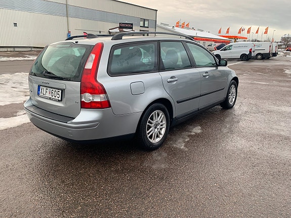 Volvo V50 3 of 5