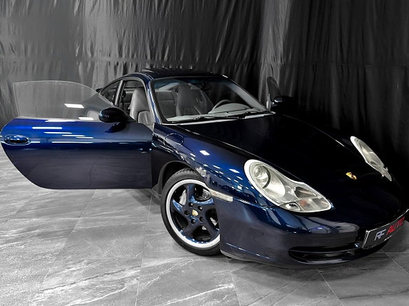 Porsche 911 Carrera 4 4 of 5