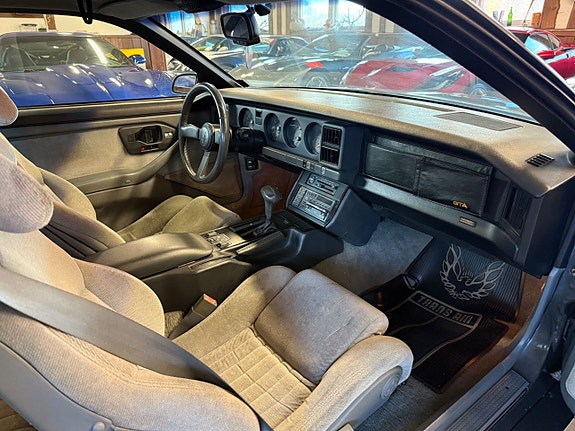 Pontiac Firebird 24 of 27