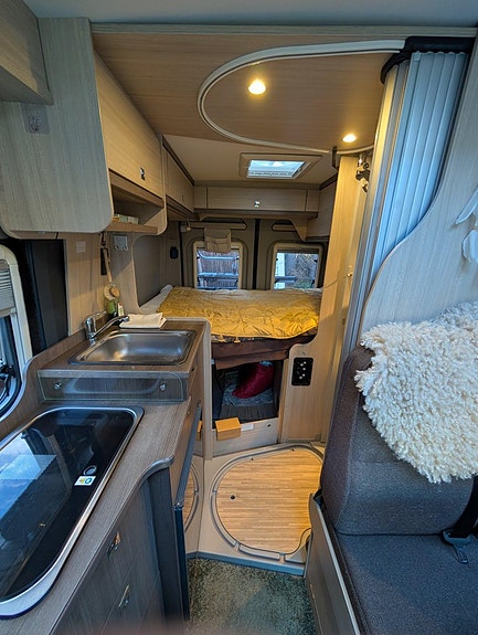Pøssl Pössl Road Camp 540 – smidig 5,41 m plåtis | solcell | off-grid | 4 färdplatser 9 of 15