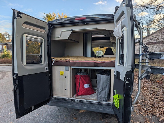 Pøssl Pössl Road Camp 540 – smidig 5,41 m plåtis | solcell | off-grid | 4 färdplatser 5 of 15