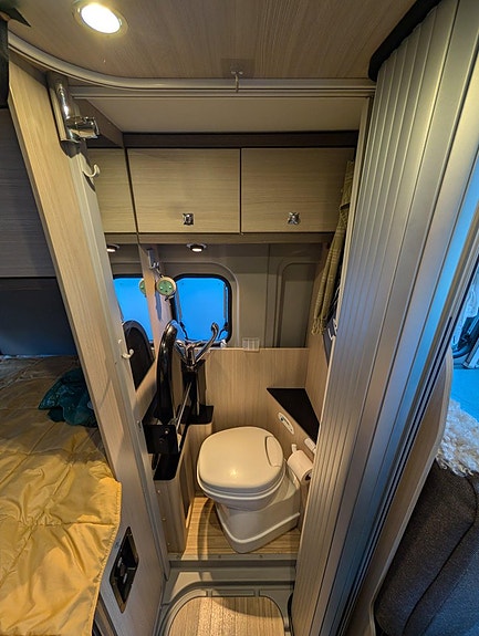 Pøssl Pössl Road Camp 540 – smidig 5,41 m plåtis | solcell | off-grid | 4 färdplatser 8 of 15