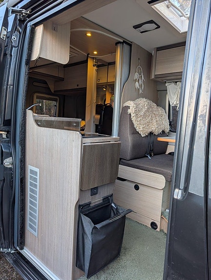 Pøssl Pössl Road Camp 540 – smidig 5,41 m plåtis | solcell | off-grid | 4 färdplatser 12 of 15