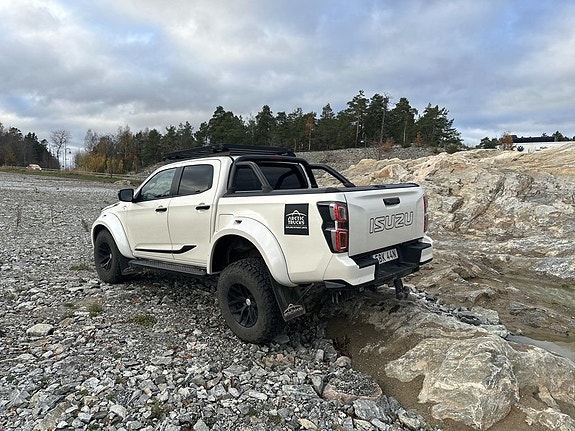 Isuzu Arctic Truck AT35 8 of 25