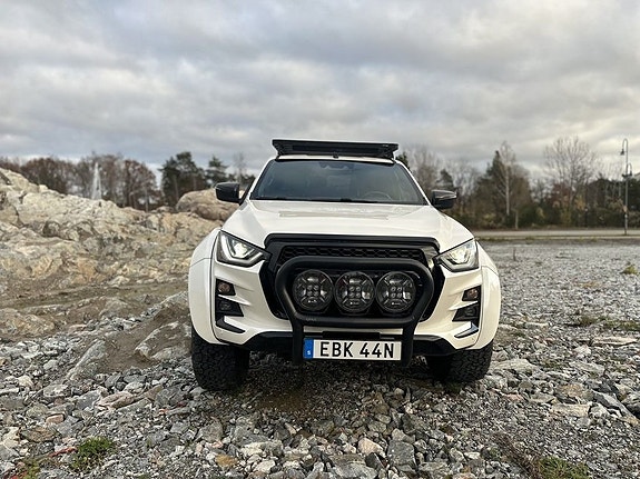 Isuzu Arctic Truck AT35 3 of 5