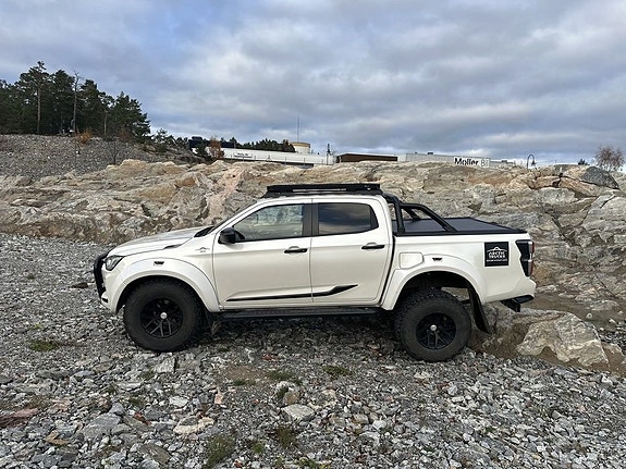 Isuzu Arctic Truck AT35 2 of 5