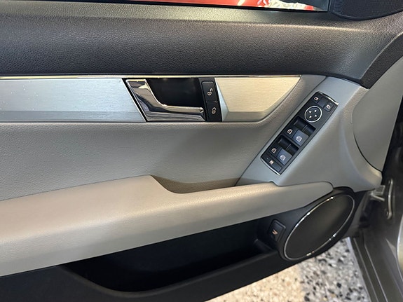 Mercedes-Benz C200 15 of 21
