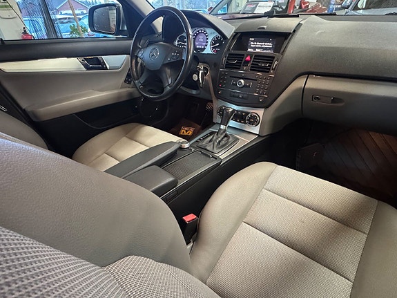 Mercedes-Benz C200 13 of 21