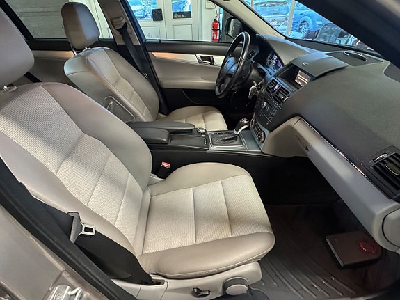 Mercedes-Benz C200 11 of 21