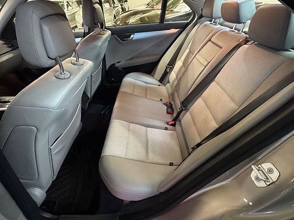 Mercedes-Benz C200 14 of 21