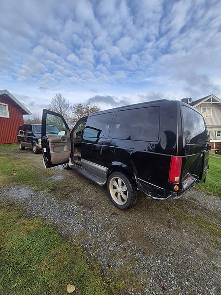 Chevrolet Astro 10 of 15