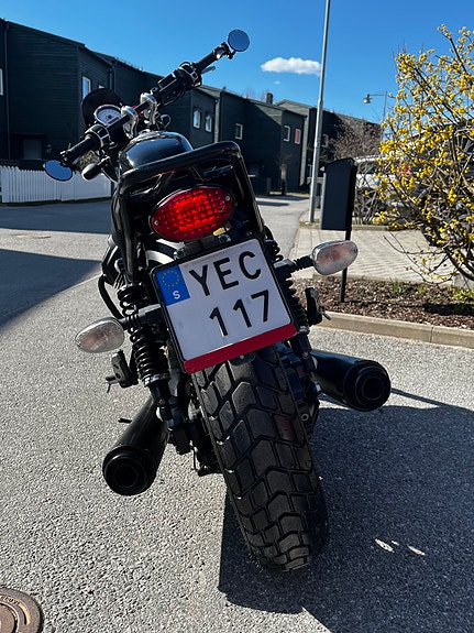 Moto Guzzi Bobber V9 10 of 23