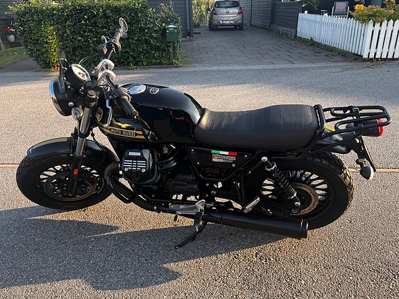 Moto Guzzi Bobber V9 22 of 23