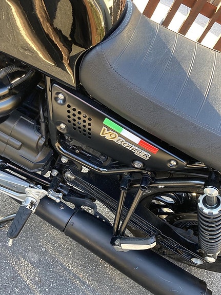 Moto Guzzi Bobber V9 2 of 23