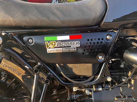 Moto Guzzi Bobber V9 20 of 23