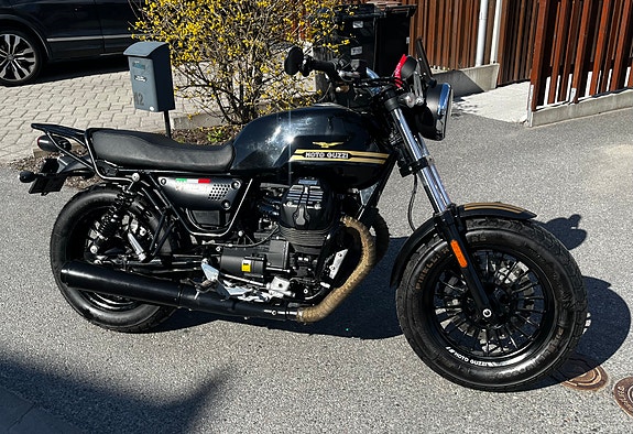 Moto Guzzi Bobber V9 14 of 23