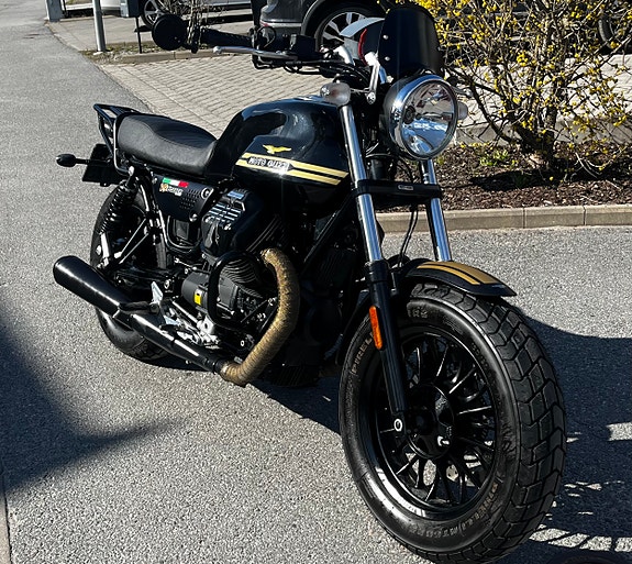 Moto Guzzi Bobber V9 12 of 23