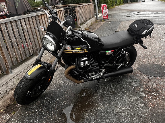 Moto Guzzi Bobber V9 17 of 23