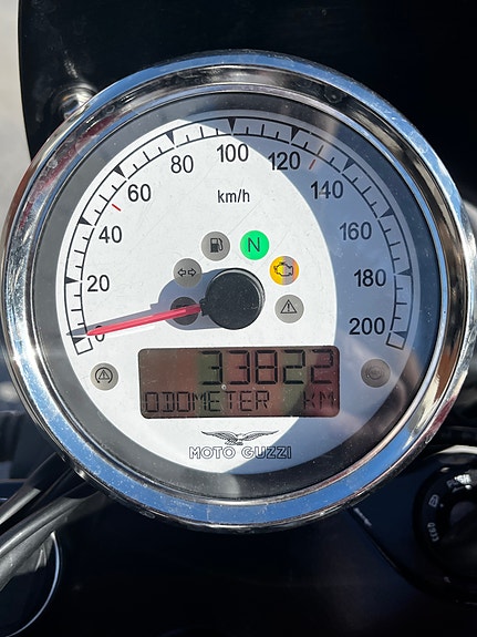 Moto Guzzi Bobber V9 8 of 23